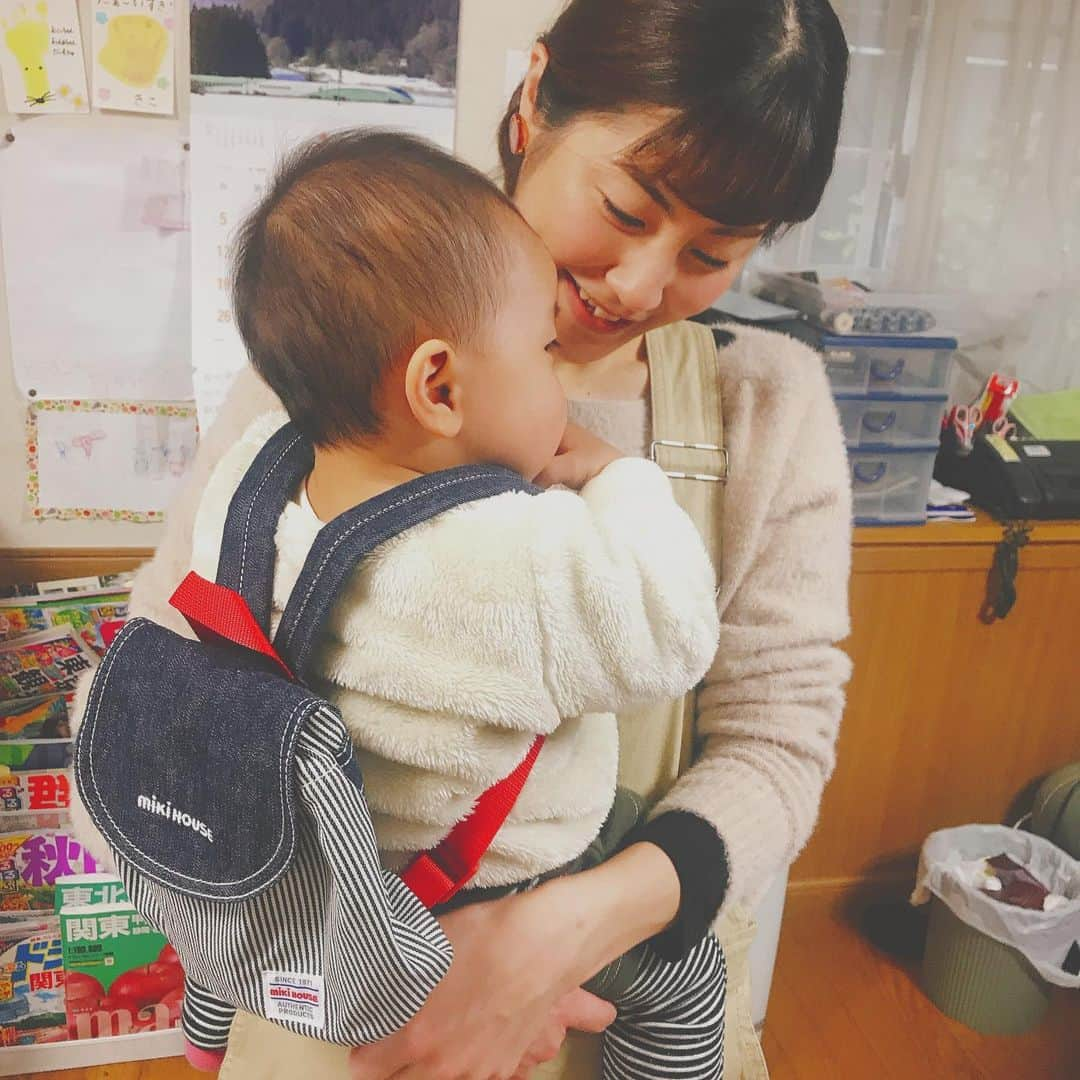 高橋遥さんのインスタグラム写真 - (高橋遥Instagram)「*﻿ お正月は恒例の302♡﻿ ﻿ めぐのベビちゃんも1歳\(◡̈)/﻿ すっかりママでたくましかったな♡﻿ ﻿ お誕生日プレゼントは﻿ miki HOUSEのお散歩用リュックとピアノの絵本＊﻿ ﻿ 子供服やさんがどれも可愛すぎて﻿ ほんとに悩んだけど﻿ それも含めて幸せな時間でした♡﻿ ﻿ 住んでるところや仕事は違うし、﻿ たまにしか会えないけど、﻿ 302のみんながいろんなところで頑張ってるって﻿ 思うと私もがんばれる＊﻿ ﻿ 次、7人で集まれるのはいつかなー？笑﻿ ﻿ #302 #地元 #親友﻿ #お正月休み #1歳 #birthday﻿ #mikihouse #baby」1月22日 20時19分 - haruka.takahashi.33