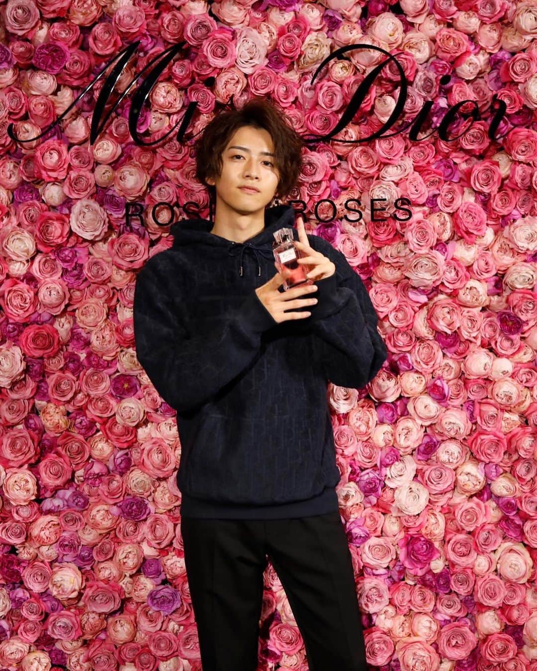 飯島寛騎さんのインスタグラム写真 - (飯島寛騎Instagram)「Miss Dior ROSE 'N ROSES💄💋 素敵な香りを是非🧚‍♀️ #ミスディオール　 #ローズアンドローズ」1月22日 20時20分 - hiroki_iijima_official