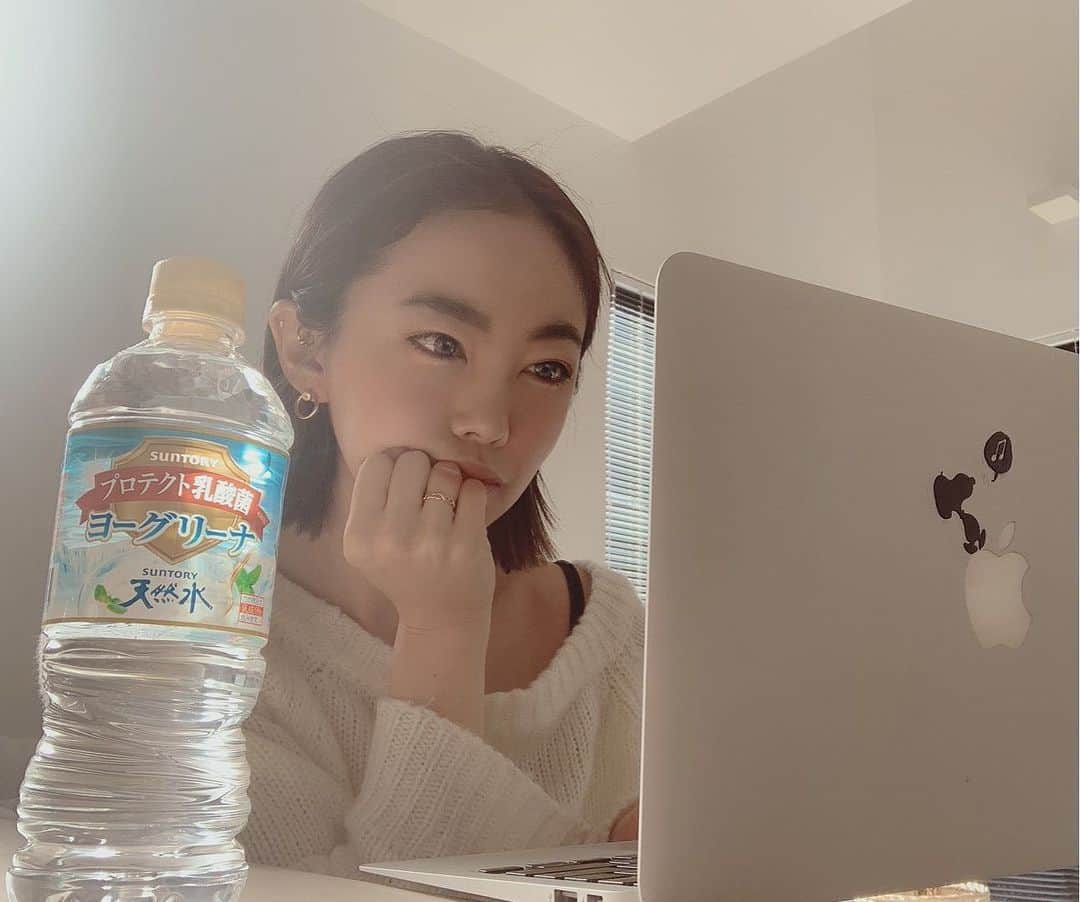 吉井絵梨子さんのインスタグラム写真 - (吉井絵梨子Instagram)「仕事も育児も身体が資本！ とにかく風邪をひいたり、体調崩せないので… 日ごろからヨーグリーナで体調管理をこころがけています💪 ゴクゴク飲めるのにしっかりとしたヨーグルトの味にハマっています🐄  しかも、ヨーグリーナには “プロテクト乳酸菌”が入っていて、 水分補給もできるから体調管理にはとても重宝しています！  こまめに水分補給をして今年も元気に”働くママ”を楽しみます！  #体調管理 #ヨーグリーナ #プロテクト乳酸菌#サントリー天然水 #PR #ヨーグリーナでイタワリーナ」1月22日 20時30分 - supermamaeriko