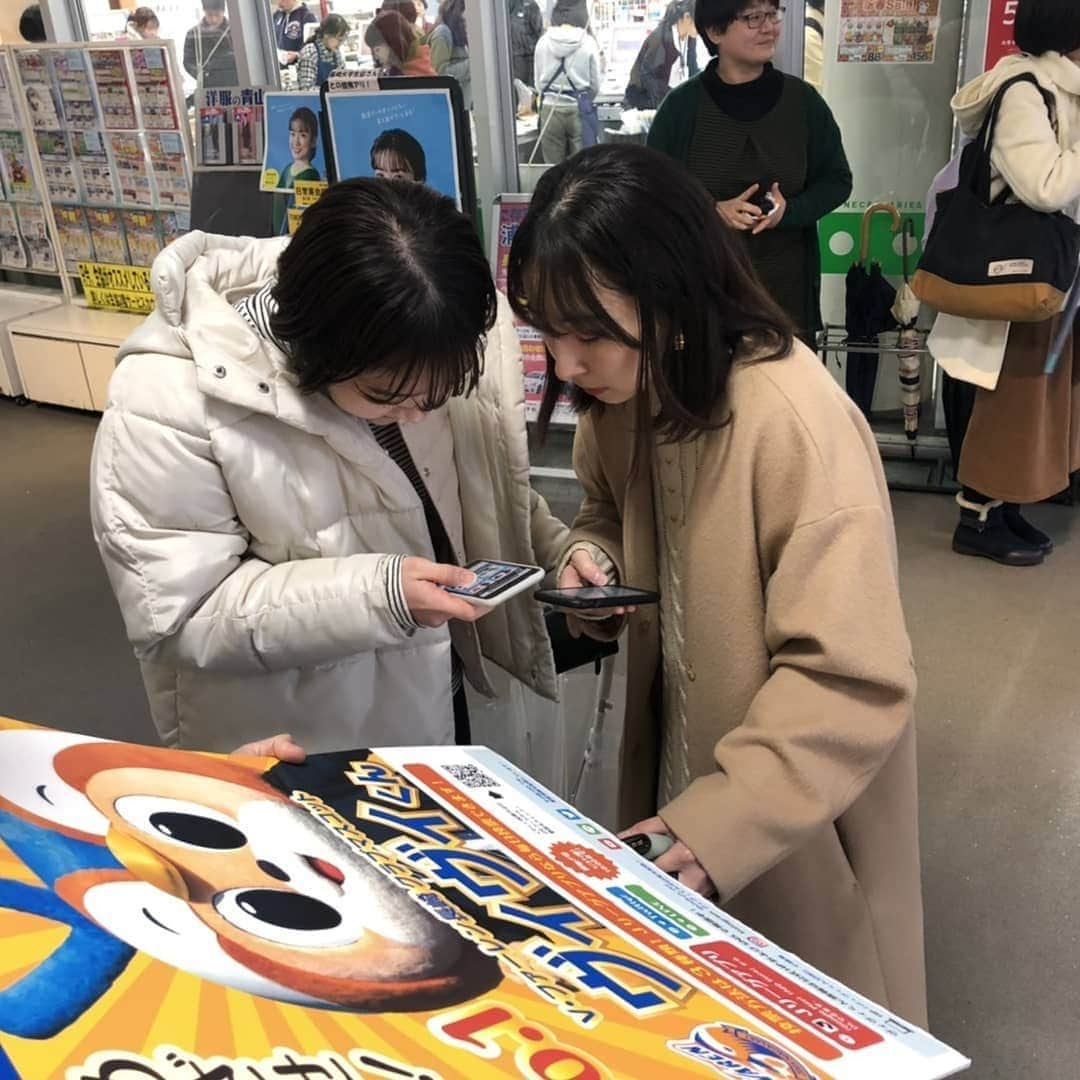 ヴィヴィくんさんのインスタグラム写真 - (ヴィヴィくんInstagram)「﻿きょうはあさから前田さんといっしょに虹の原特別支援学校でサッカーきょうしつ⚽﻿ ﻿ おともだちのみんなとたのしくサッカーをしました🐥🎶﻿ ﻿ おひるからは長崎大学と諫早市役所におじゃまして、せんきょかつどう🐥📣﻿ ﻿ 「まいにちとうひょうしてるよ❗」っていっていただいたり、おねがいしたそのばでアプリのダウンロードをしてくださるかたがいっぱい🐥💕﻿ ﻿ 諫早市役所には前田さんもおうえんにかけつけてくれましたよ📣✨﻿ ﻿ 長崎大学のみなさま、諫早市役所のみなさま、ありがとうございました＼(^o^)／﻿ ﻿ #vvaren #vファーレン  #vファーレン長崎 #長崎 #ヴィヴィくん  #jリーグ #マスコット総選挙 #長崎大学 #諫早市役所 #前田悠佑 普及インストラクター #まいにちとうひょうありがとうございます 🗳️ ﻿」1月22日 20時23分 - vivikun_vvn