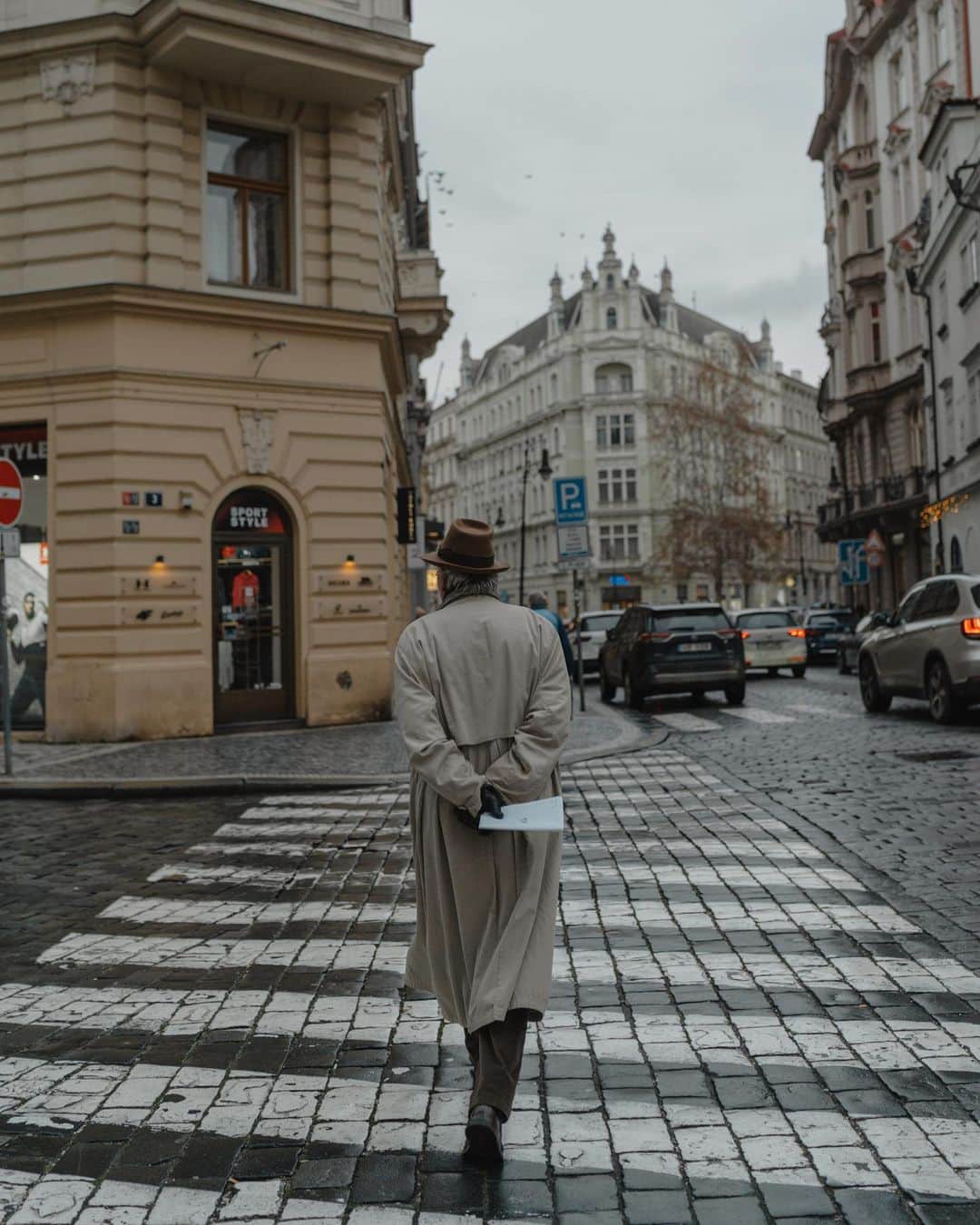 Putri Anindyaさんのインスタグラム写真 - (Putri AnindyaInstagram)「The gesture // another stranger from behind photo from Prague. Still have dozens of pictures from that pretty city that I should post. I edited this photo with Jakarta preset as a base but I changed it so it looks quite different. ⁣⁣ ⁣⁣ So, talking about preset, when I shared my free lightroom presets, I have a very interesting conversation with my good friend @ferikid. ⁣⁣ He said he would loved to make my preset into a story filter. So we decided Copenhagen preset for the story filter and changed the colors to make it look good indoor or outdoor. It became like a mix between Copenhagen and Jakarta presets to be honest, something that I love the most! It’s quite desaturate, just like this photo that i took in Praha.⁣⁣ ⁣⁣ So if you want to try the filter, you can check my feed or go to my story and save it. ⁣⁣ When you want to post with the filter, don’t forget to mention @puanindya x @ferikid so we could repost the story 💓 thank you! ✨」1月22日 20時25分 - puanindya