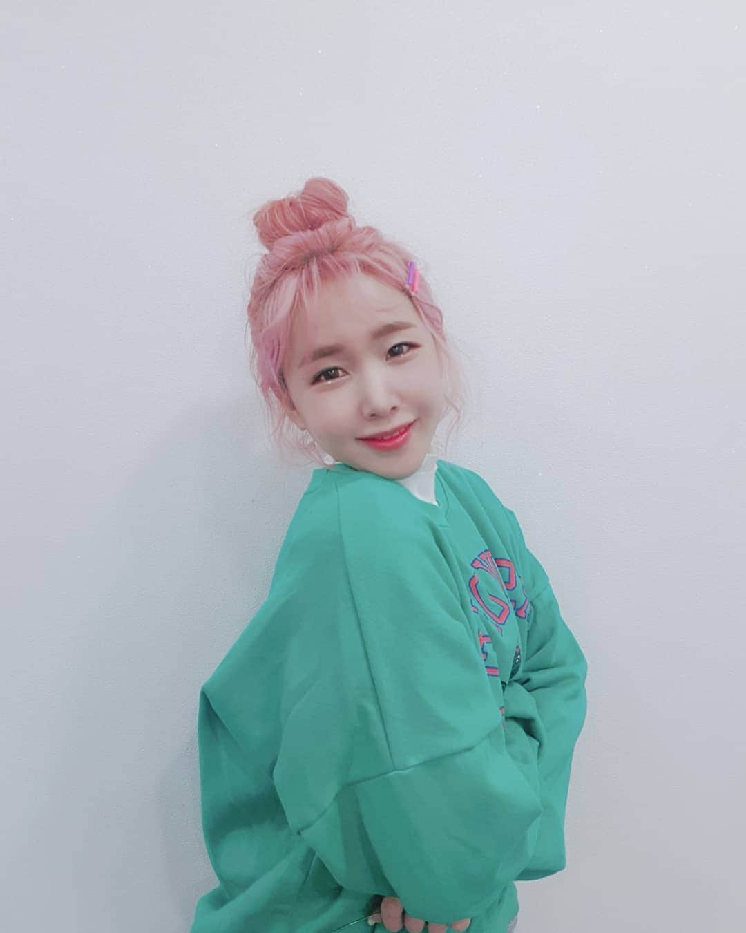 ウェイ のインスタグラム：「연휴 전이라 더더욱 뭔가 정신없는 하루하루. 모두들 고생했어요💛🧡💜💚💙」