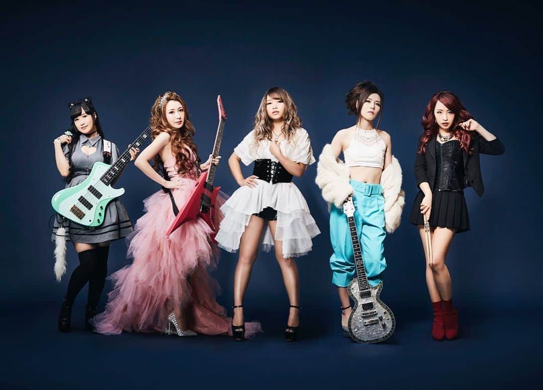R!Nのインスタグラム：「New アー写公開！ そして3月18日(水)にNewアルバムをリリースすることが決定いたしました！！ 是非たくさんの方々の元に届きますように✨  New official artist pic is released! And our new album will be Release on March 13. Hope you check it out guys!  以下、プレスリリースより引用 ・【通常盤】CD ￥2,900（税抜）／ALDI-025 全13曲収録 ・【限定盤】CD+DVD ￥3,600（税抜）／ALDI-026 全13曲収録 DVDには、新曲「I Wish For You」のMusic Videoとメイキングを収録予定。 ・【オフィシャル・ウェブサイト限定プレミアム盤】2CD+DVD+スペシャルTシャツ ￥7,500（税抜） ・全13曲収録したCD ・新曲「I Wish For You」のMusic Videoとメイキングを収録したDVD ・R!Nによるリレコーディング・ヴァージョンの「Mermaid」と「Spirit Black （R!N Live Version）」を収録したピクチャーディスク仕様ボーナスCD ※CDとDVDの収録内容は限定盤（ALDI-026）と同じです。ボーナスCDを加えた3枚組となります。 ・このプレミアム盤のみのスペシャルデザインとなる限定Tシャツ※サイズは、S, M, L, XLの4種類の中からお選いただけます。 ・28ページ豪華ブックレット（DVDケースサイズ） ・シリアルナンバー入り ※シリアルナンバーはランダムとなり、指定は出来ませんのでご了承ください。  #Aldious #Aldiousrin #ringemie」