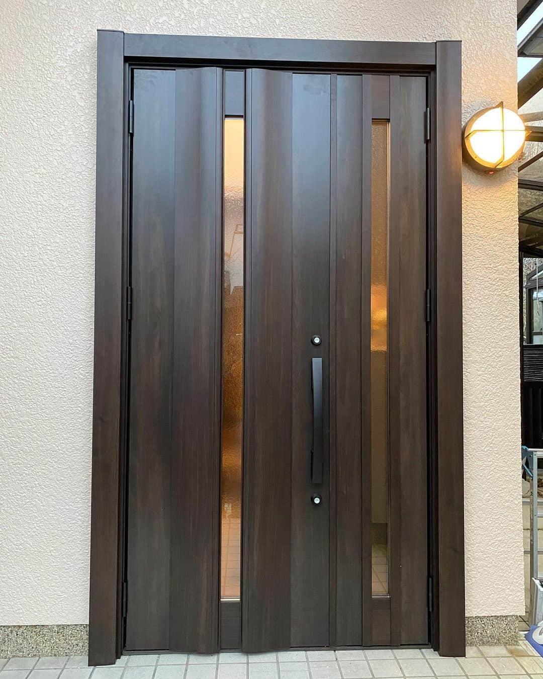 有限会社 リフォームきたむらさんのインスタグラム写真 - (有限会社 リフォームきたむらInstagram)「玄関ドアリフォーム LIXIL リシェント玄関ドア3 G12型　クリエダーク色  木製ドアの劣化をきっかけに玄関ドアリフォームをされました！ 木製ドアのメンテナンスにお金をかけるなら、是非ドアの交換をご検討下さい😊！ #リフォームきたむら#リフォーム#ドアリフォーム#玄関リフォーム#ドア#マイホーム#住宅#家#建築#工務店#house#design#暮らし#施工事例#住まい#home#くらし#おうち#リシェント玄関ドア#リシェント玄関ドア3#LIXILドア」1月22日 20時34分 - reform_kitamura1953