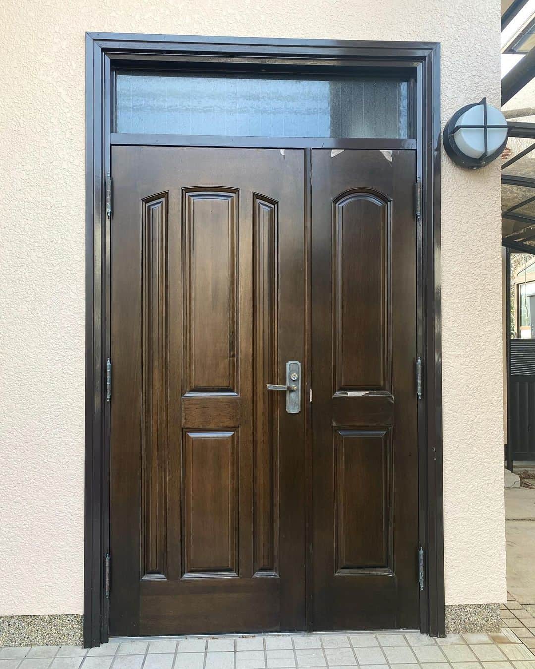 有限会社 リフォームきたむらさんのインスタグラム写真 - (有限会社 リフォームきたむらInstagram)「玄関ドアリフォーム LIXIL リシェント玄関ドア3 G12型　クリエダーク色  木製ドアの劣化をきっかけに玄関ドアリフォームをされました！ 木製ドアのメンテナンスにお金をかけるなら、是非ドアの交換をご検討下さい😊！ #リフォームきたむら#リフォーム#ドアリフォーム#玄関リフォーム#ドア#マイホーム#住宅#家#建築#工務店#house#design#暮らし#施工事例#住まい#home#くらし#おうち#リシェント玄関ドア#リシェント玄関ドア3#LIXILドア」1月22日 20時34分 - reform_kitamura1953