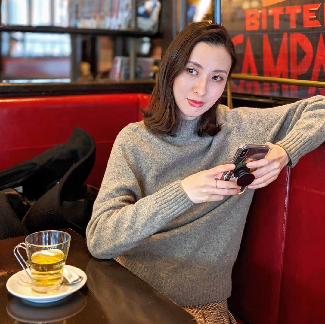 前田紀至子のインスタグラム：「美容皮膚科本格デビューしたところ、ライター&美容好き魂に火がついたので誰に頼まれたでも無いのに突然のレポ。  先日内覧に行ったベルミクリニックにて、「ゴルゴラインと顔の萎みを何とかしたい！」と力説したところ「〈ハイフ〉か〈ポテンツァ〉はどうですか？」とご提案頂きました。 そこで気になるのは、じゃあその2つはどう違うのか？というところ。  ハイフは筋膜にアプローチ。 ニードルで傷を付けつつRFも伴い肌を再生させるのがポテンツァ。そう、そもそもが結構違うのです。 もたつきが気になったり引き締めが欲しいなら前者、ハリやふっくら感が欲しいなら後者というのが判断基準目安とのことで、私は元々皮膚が薄く顔が年々痩せてきているのが悩みであるが故、まだあまり聞き慣れないけれど相性が良い気がしたポテンツァでお願いしました。  結果はというと、会う友達会う友達に「凄いものに出会った！」と力説してしまうくらい、悩んでいた顔のやつれやゴルゴラインが和らぎ、今現在大変満足。  昨日の施術を経た今日の自分（1枚目）と少し前の自分（2枚目）を見比べても結構違うように感じています （比較し易いように、そんなに光が回っていない&加工無し&共にpixel4で撮影&同じニットを着ている写真で今日と少し前を載せています）。 勿論これから経過観察していきたいと思いますが「これが美容皮膚科というものか！」と清々しい気持ちになっているというのが正直なところ。 なんと言っても少しの思い切りで自己肯定感をぐっと引き上げられるのが良い。 あと状態をキープしたいからスキンケアにも力が入る！（笑）  個人的には、色んな美容皮膚科を回って気になる事はとことん確認する（星の数ほどサロンがあるんだもの、ちょっと違うなと思ったらそこじゃなくても良いかもしれません）、先生が信頼できる、安定して通いたいと思える。 そんなクリニックと出会うことが何より大切だなと感じています。私は今回ベルミクリニックで総ての条件が満たされた気がしてお願いしましたし、ピコも気になっているのでその時はまたこちらのクリニックが候補になることでしょう。  あとポテンツァは最大2mmの針を（写真4枚目のようなカートリッジで）ぐさぐさ刺すので、顔に麻酔クリームを塗ると雖ども、怖いと感じる人もいるかもしれません。  以上、個人的な感想でした。 またいつか美容皮膚科レポをする日が来るのか来ないのか、自分でもちょっと興味深いです（でもハマると深そう…）。 #紀至子美容2020#美容皮膚科#ポテンツァ#ベルミクリニック#pixel4」