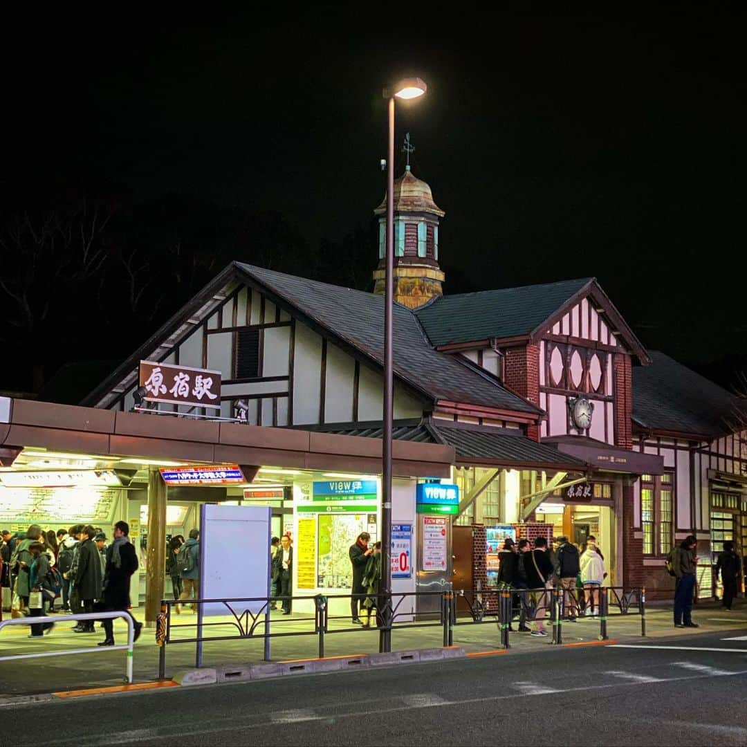 のインスタグラム：「HARAJUKU STATION  #原宿駅 もうすぐ取壊し、建てかえるらしい原宿駅。なんでも東京都内最古の駅舎なんだってさ。駅前を通った時に「そういえば写真撮ったことなかったな…」んで一枚。原宿に昔からある風景がまたひとつ無くなる。。。」