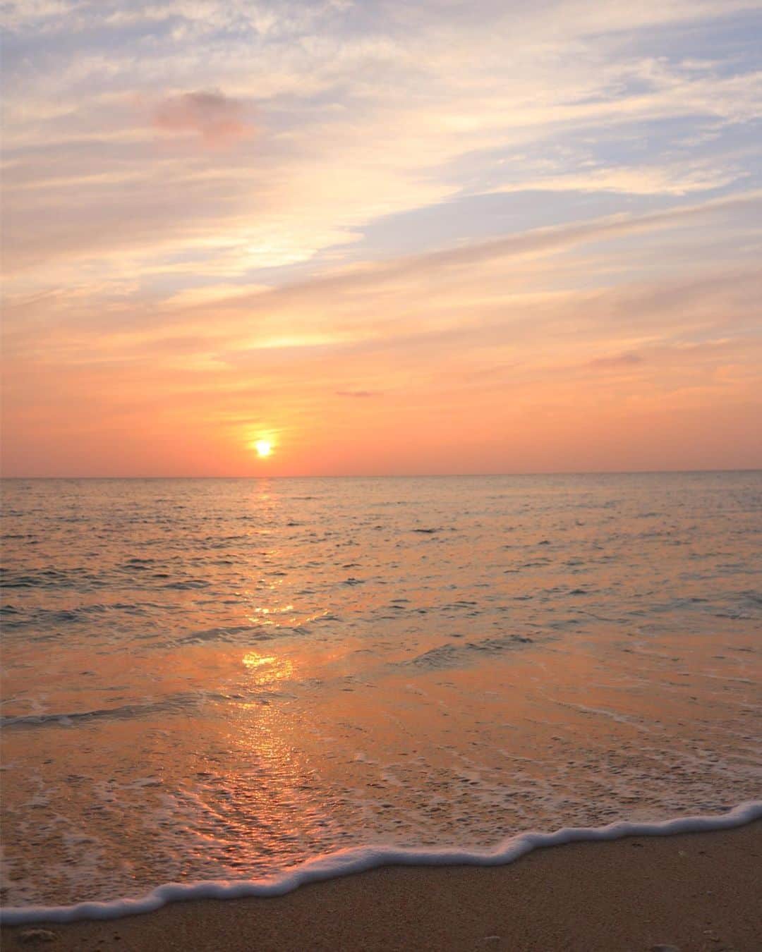 Kayoのインスタグラム：「今日の夕陽、好きな色🧡 ・ ・ 沖縄は今度の土曜日がお正月。 そやからやっとクリスマス片付けた😂」