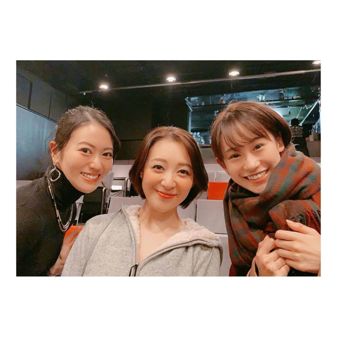 煌月爽矢のインスタグラム：「.﻿ .﻿ ちょっと前(*´ｪ｀*)﻿ みほこさんととしさんがご出演だった『rumor〜オルレアンの噂〜』を観てきました✨✨﻿ ﻿ 荻田先生ワールド、最高！！﻿ 私の中で星組バビロンの白い鳩のシーンは神なので、いつか先生の作品出たいなぁーと思っていたのですが私が入団してまもなく劇団辞められちゃったんですよね💦﻿ ﻿ ﻿ 今回も堪能できました。本当クセになります。﻿ ﻿ ﻿ みほこさんととしさんの並びにほっこーりしながら、パフォーマンスのカッコ良さに惚れ惚れしておりました😌😌😌﻿ 隣の席だったちゃぴも安定の可愛さとゆるさで、会えて良かった♡﻿ ﻿ ﻿ ﻿ #彩乃かなみ　さん﻿ #癒しのオーラに包まれてる#女神様！﻿ #宇月颯　さん﻿ #退団後のとしさんの舞台皆勤賞w﻿ #荻田浩一　先生﻿ #愛希れいか　ちゃん﻿ #時代を超えてトップ娘役さんの繋がりがあるの素敵」
