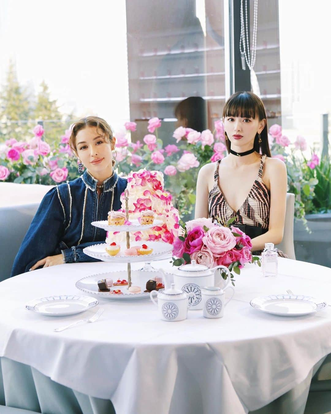 鈴木えみさんのインスタグラム写真 - (鈴木えみInstagram)「MISS DIOR ROSE ’N ROSES in Tokyo Special Workshop and Launch 2020 Diorより、新フレグランス「ミス ディオール ローズ&ローズ」が 1月24日に発売となります。 発売を記念して、本国よりディオール パフュームクリエイターのフランソワ・ドゥマシーさんを迎えた、フレグランスを調合するワークショップに参加して参りました。 用意された白衣を着て、好みの香りに近づくように、少しずつ少しずつ。精油の調合は何度かやったことがありますが、フレグランスのほうが難しく感じました...！ 「ミス ディオール ローズ&ローズ」の躍動感のある多彩な香りに改めて感動。貴重な体験をありがとうございました🌹 #ミスディオール #ローズアンドローズ」1月22日 20時44分 - emisuzuki_official