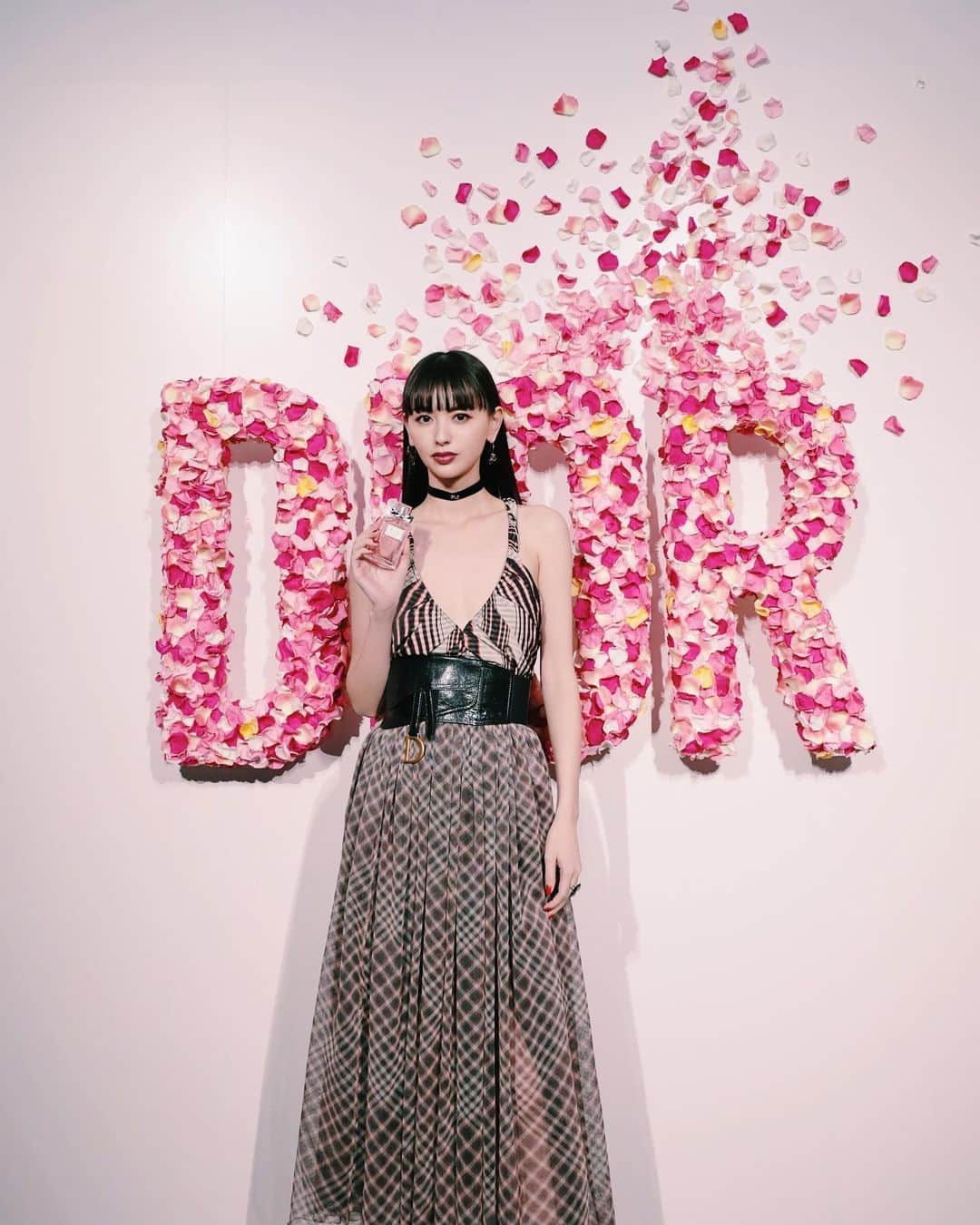 鈴木えみさんのインスタグラム写真 - (鈴木えみInstagram)「MISS DIOR ROSE ’N ROSES in Tokyo Special Workshop and Launch 2020 Diorより、新フレグランス「ミス ディオール ローズ&ローズ」が 1月24日に発売となります。 発売を記念して、本国よりディオール パフュームクリエイターのフランソワ・ドゥマシーさんを迎えた、フレグランスを調合するワークショップに参加して参りました。 用意された白衣を着て、好みの香りに近づくように、少しずつ少しずつ。精油の調合は何度かやったことがありますが、フレグランスのほうが難しく感じました...！ 「ミス ディオール ローズ&ローズ」の躍動感のある多彩な香りに改めて感動。貴重な体験をありがとうございました🌹 #ミスディオール #ローズアンドローズ」1月22日 20時44分 - emisuzuki_official