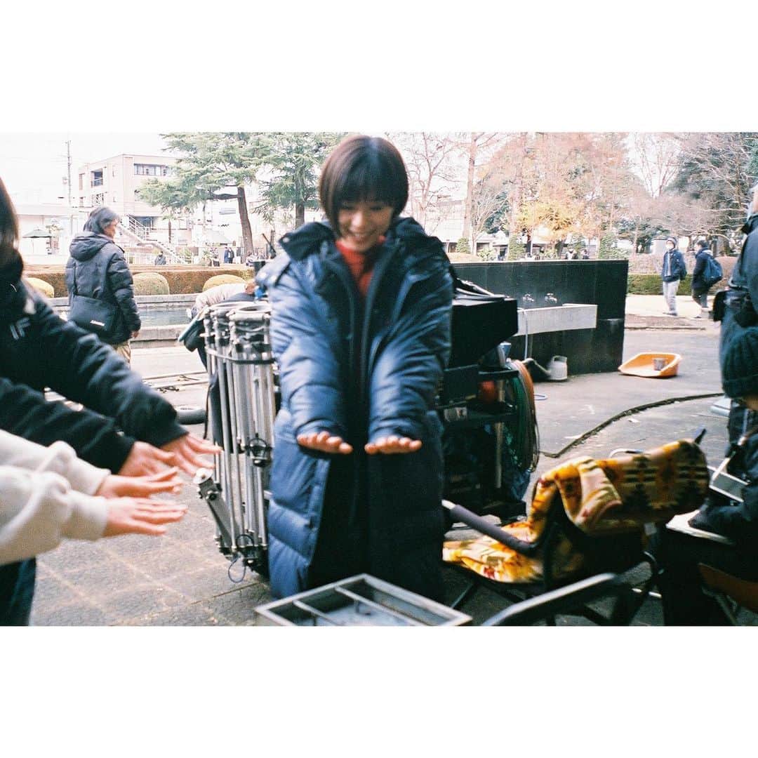 芳根京子さんのインスタグラム写真 - (芳根京子Instagram)「スタッフさんたちと ぬくぬくしました。 冬ロケの必需品、、 用意してくださるスタッフさんに感謝です。  #film #記憶屋」1月22日 20時47分 - yoshinekyoko