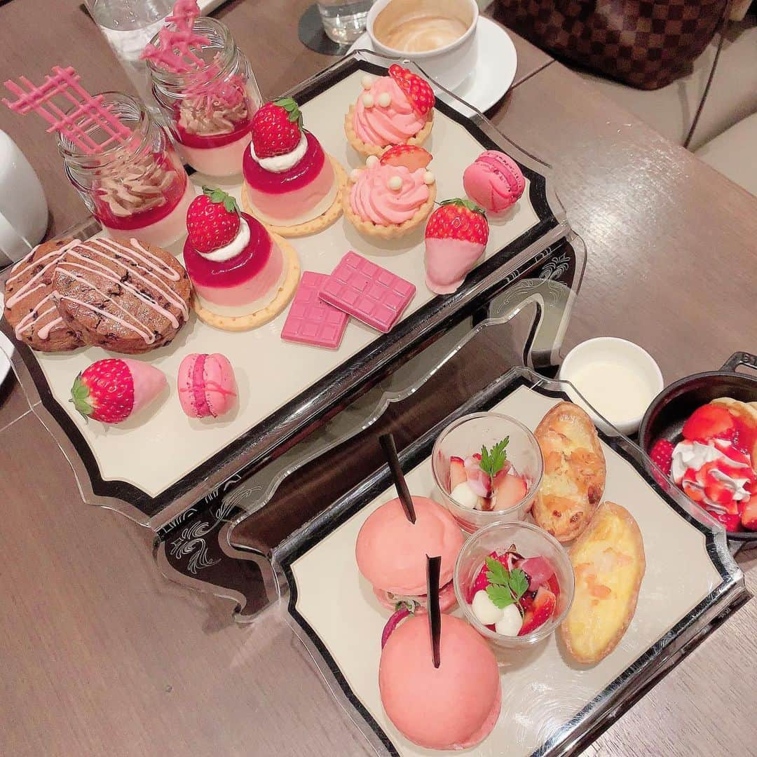 脇田璃奈のインスタグラム：「お母さんといちごー！！！オイシカッター！！ . . . #アフタヌーンティー #🍓 #🍫 #ザストリングス表参道 #表参道カフェ」