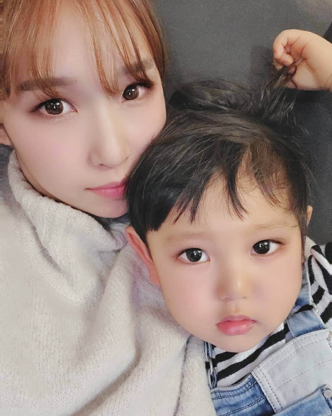 佐藤夏希のインスタグラム：「お・や・こ♡ 最近初めて会う人にも あ、ママ似ですね〜♡って言われるんだよ？😂 私に似てきたかなぁ？ * * * #男の子#男の子ママ#おやこーで #むすこーで #息子#息子ラブ #1歳#1歳10ヶ月#ママ#ママさんと繋がりたい #ママスタグラム#mama#mamastagram #mamanoko #ママリ#babyboy#boy#成長記録#幼児」