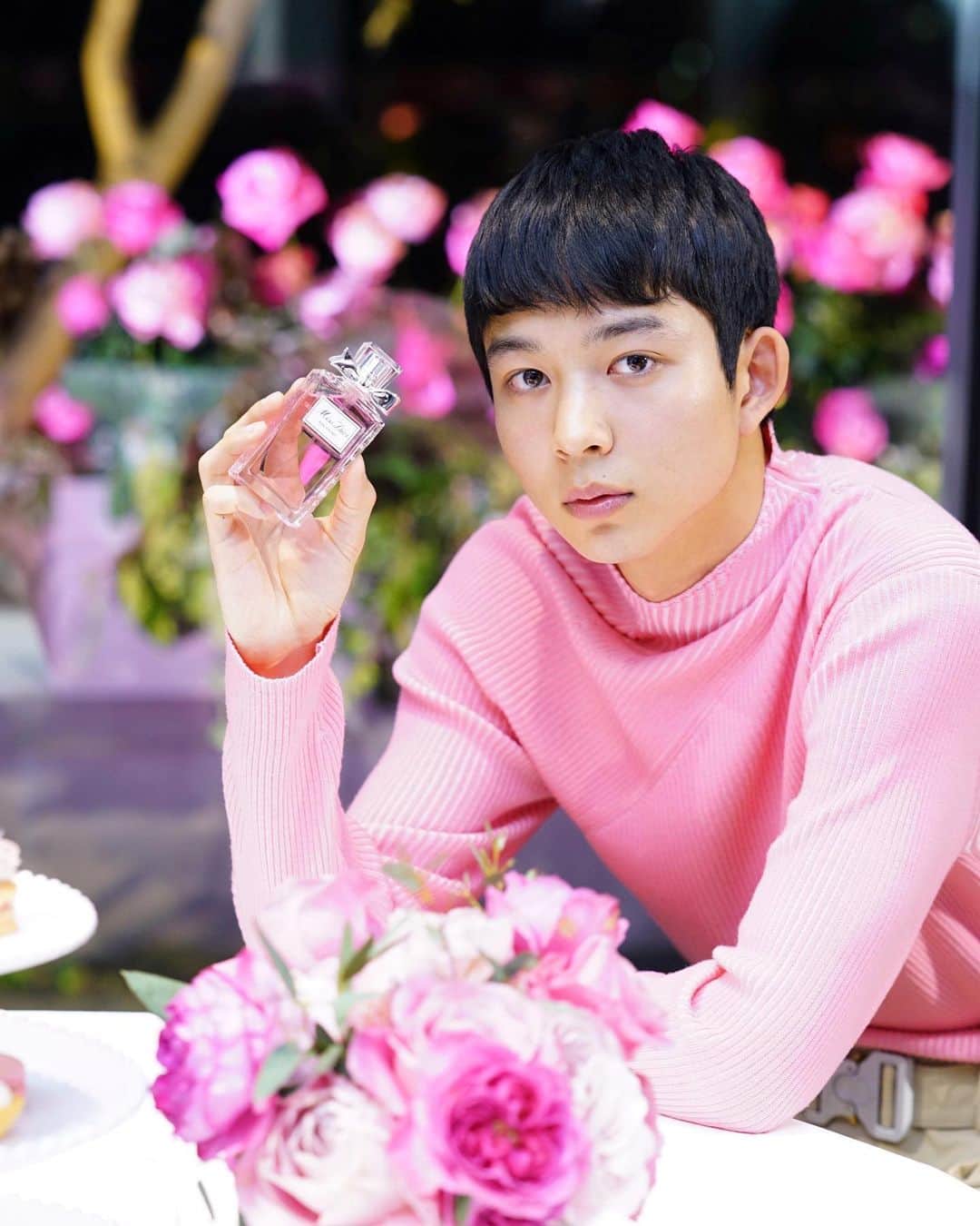 鈴木仁のインスタグラム：「pink @dior @diorparfums  #ミスディオール  #ローズアンドローズ」