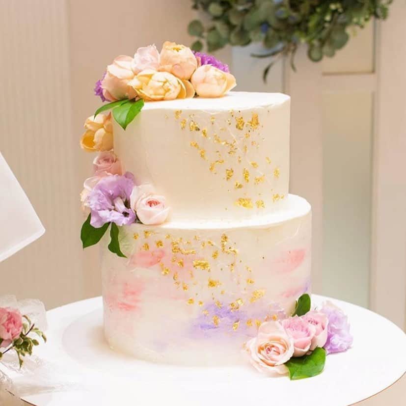 プレ花嫁の結婚式準備サイト Marry マリー さんのインスタグラム写真 プレ花嫁の結婚式準備サイト Marry マリー Instagram みんなに可愛いって褒めてもらえそう お花をのせた ふんわり可愛い色味の ウェディングケーキ ピンクとパープルの