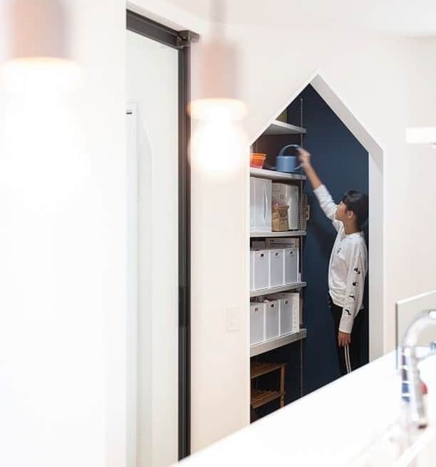コラボハウス一級建築士事務所さんのインスタグラム写真 - (コラボハウス一級建築士事務所Instagram)「.⠀ あえてドアで区切らず、⠀ 三角状の出入口にしたパントリー。⠀ キッチン脇にあるため、⠀ ちょっとしたものを取る時に便利です。⠀ 奥にちょこっとのぞく⠀ アクセントクロスもおしゃれ。⠀ .⠀ 他にも沢山のお家をホームページで⠀ ご紹介しています。⠀ @collabo_house　からご覧ください。⠀ #パントリー #三角 #アクセントクロス #ペンダントライト #無印良品 #キッチン収納 #可動棚  #自分らしい暮らし #マイホーム #デザイナーズ住宅 #注文住宅新築 #設計士と直接話せる #設計士とつくる家 #コラボハウス #インテリア #愛媛 #香川 #新築 #注文住宅」1月22日 21時00分 - collabo_house