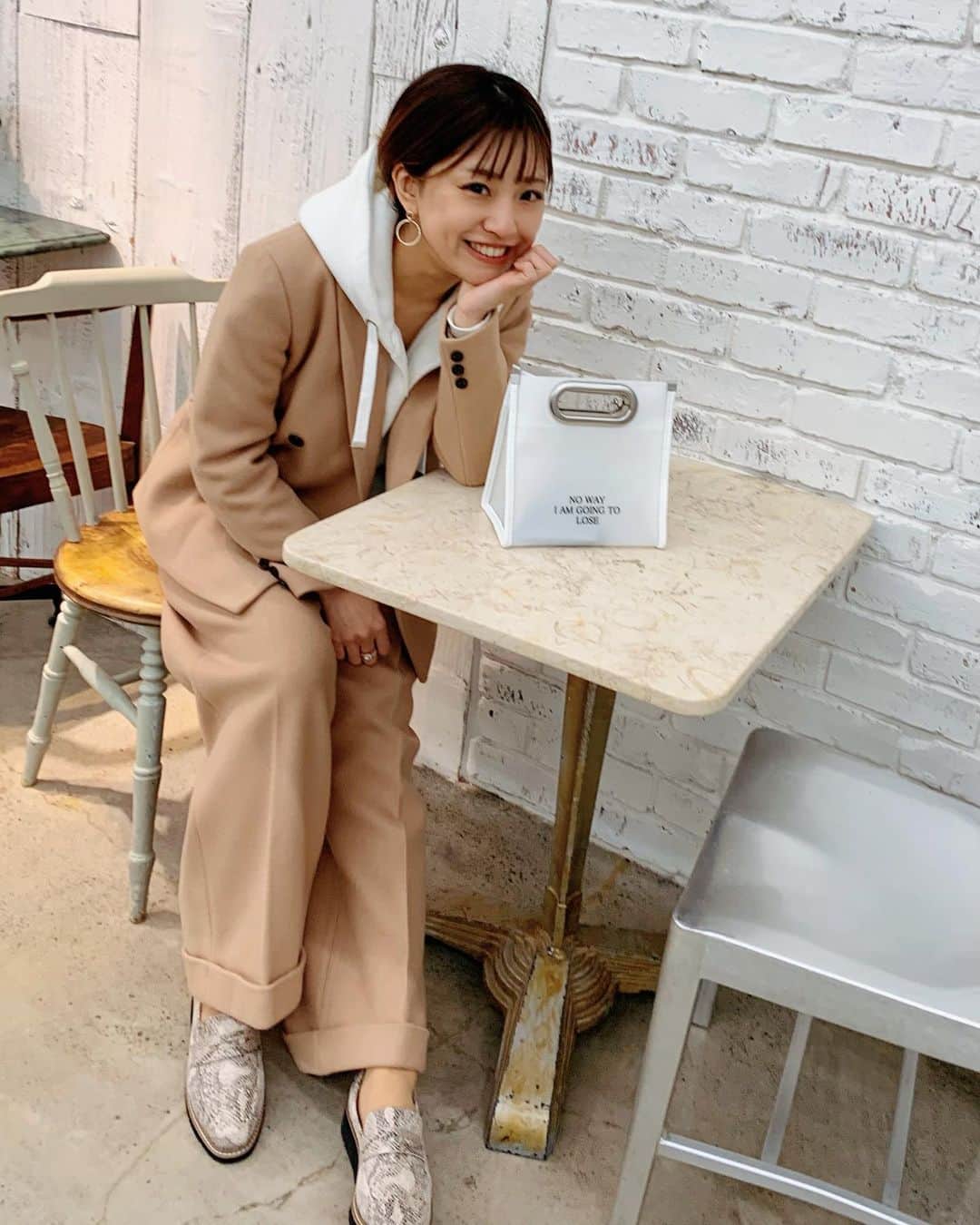 本橋優華のインスタグラム：「今日は何かを始めるといい日らしい。 可愛いセットアップを見つけてはっぴー な、気持ち。  #wear#fashion#foodie#colony2139#python#beige#edt#bag#loafers#pal#goodtime#tokyo#160cm#セットアップ#パーカー#パイソン柄#20200122#一粒万倍日と天赦日が重なる日」