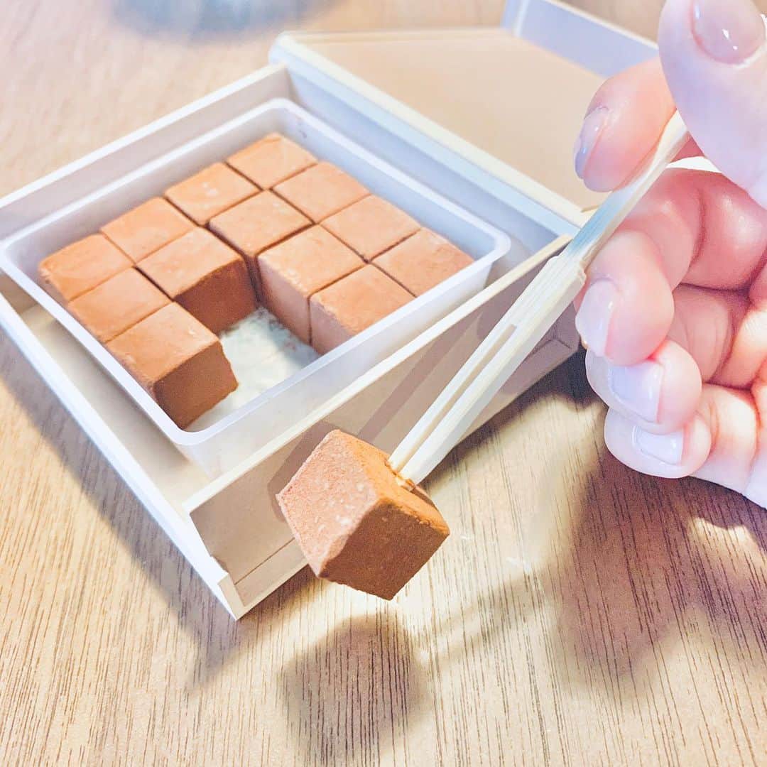 のインスタグラム：「自分へのご褒美❤️ ca-ca-oの生チョコと カカオの香りの ボディクリーム買っちゃった！  チョコ美味しかったのはもちろん  ボディクリーム、ふわふわで さりげない甘い香りで名品！ 埋もれたい(ᵔᴥᵔ)  #cacaoの生チョコ #cacao #ボディクリーム #cacaoのクリーム #自分に甘いタイプ」