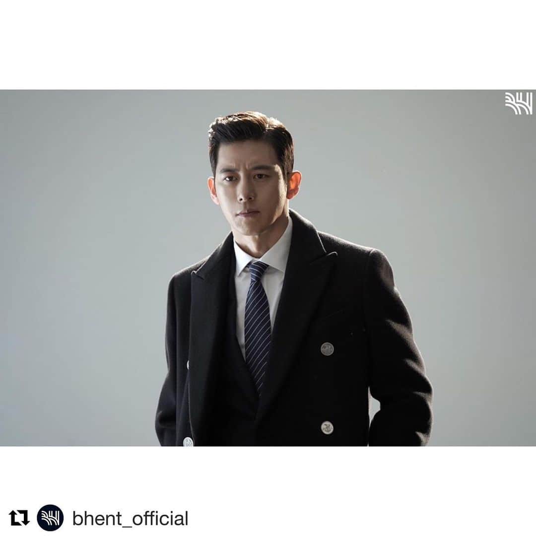 コ・スのインスタグラム：「#Repost @bhent_official with @get_repost ・・・ - 채이헌 과장님 조명대신 얼굴로 현장을 밝히고 다니시면  아주 감사합니다✨ 미모로 현장을 흔들어 놓으신 #고수 배우의  포스터 비하인드 보러가기 ▶링크는 스토리에 - #GoSoo #채이헌 #머니게임 #tvN #수목드라마 #오늘밤 #9시30분 #본방사수 #BH네이버포스트 #BHEntertainment」