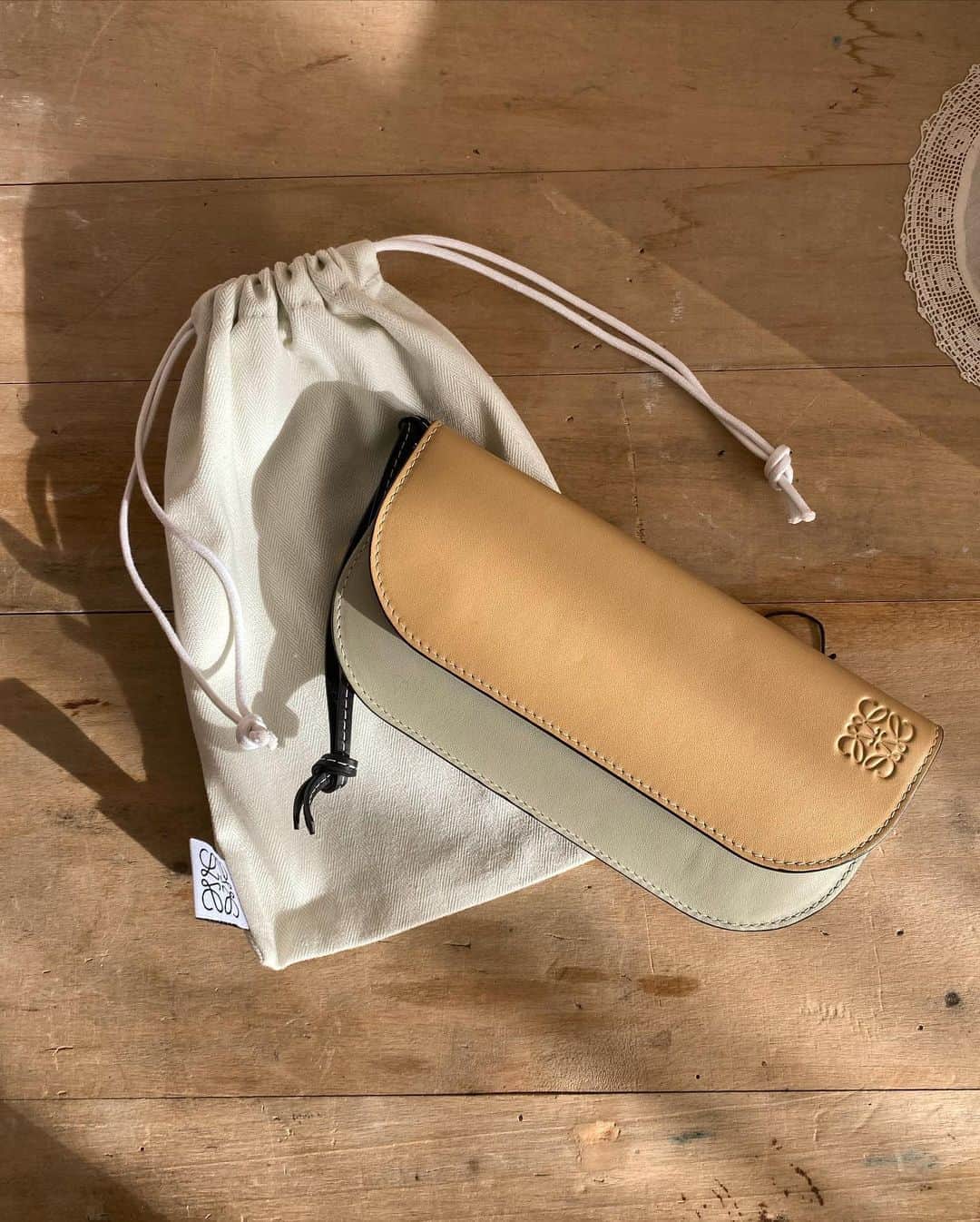 のインスタグラム：「新しいお財布になりました♡ @loewe にしたよ。 色味のバランスに雰囲気に惚れ、 パリで購入し今日から使うと決めていたんだ☺️ 今日は暦の中でもとても良い日みたい。 天赦日と一粒万倍日どちらとも重なってのって一年に数回しかなくて引越しなどにも良いんだとか🌷 お財布さん、これから毎日よろしくお願い致します🙏🏻✨ #loewe #お財布」
