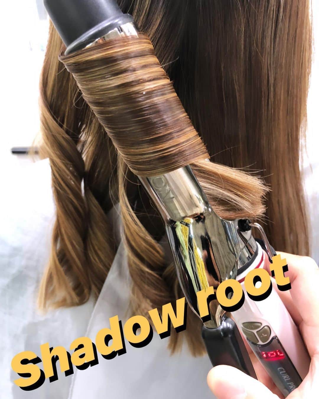 神能裕貴のインスタグラム：「🌫 Shadow root 🌫 海外で流行中の明暗のしっかりした細かいハイライトカラー！ 立体感や海外感は勿論のこと、朝のセットも適当でも決まります！ ダメージ部分も少なく、今最もオススメのカラー🌐  #SHIMA#balayage#highlight#shadowroot#ombre #オンブレ#オンブレカラー#ハイライト#バレイライト#バレイヤージュ#海外ヘアー#リアル海外ヘアー#モカアッシュ#モカベージュ」