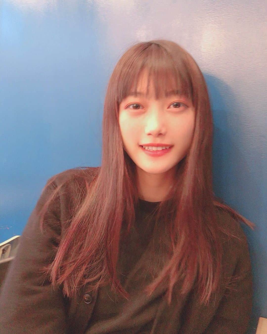 阿知波妃皇のインスタグラム：「少し経っちゃったけど、わたしの髪の毛はだいすきなゆきさんカラーしてもらってます, 色んなとこで髪色褒めてもらえる🖤わー　写真は不意」