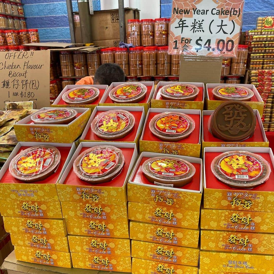 大西蘭さんのインスタグラム写真 - (大西蘭Instagram)「・ Chinese New Year で盛り上がるチャイナタウン✨ ・ 日本でいうアメ横みたいな感じかな。通りには露天が立ち並び、食材、お菓子、飾りを買い出しにくるお客さんがいっぱい。 ・ ・ #シンガポール生活 #チャイニーズニューイヤー」1月22日 21時16分 - onishiran