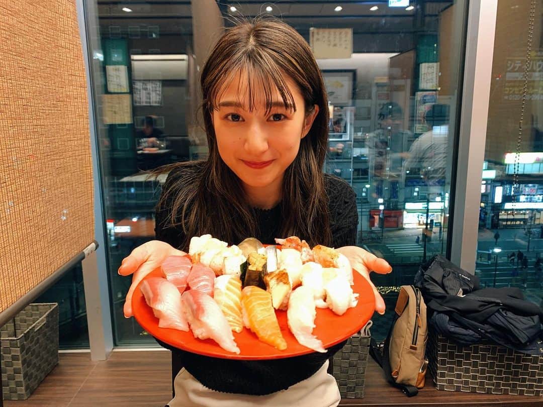 濱田よりかさんのインスタグラム写真 - (濱田よりかInstagram)「I love sushi😂💗 . 寿司好きな人におすすめしたいお寿司屋さん🍣♡ . 食べ放題でこのクオリティはあり得ない！て思うくらい美味しかった..♡ . 大塚にあるよー🥰 . . . #寿司食べ放題  #江戸前寿司  #うみめし #sushi」1月22日 21時18分 - yorika_hamada