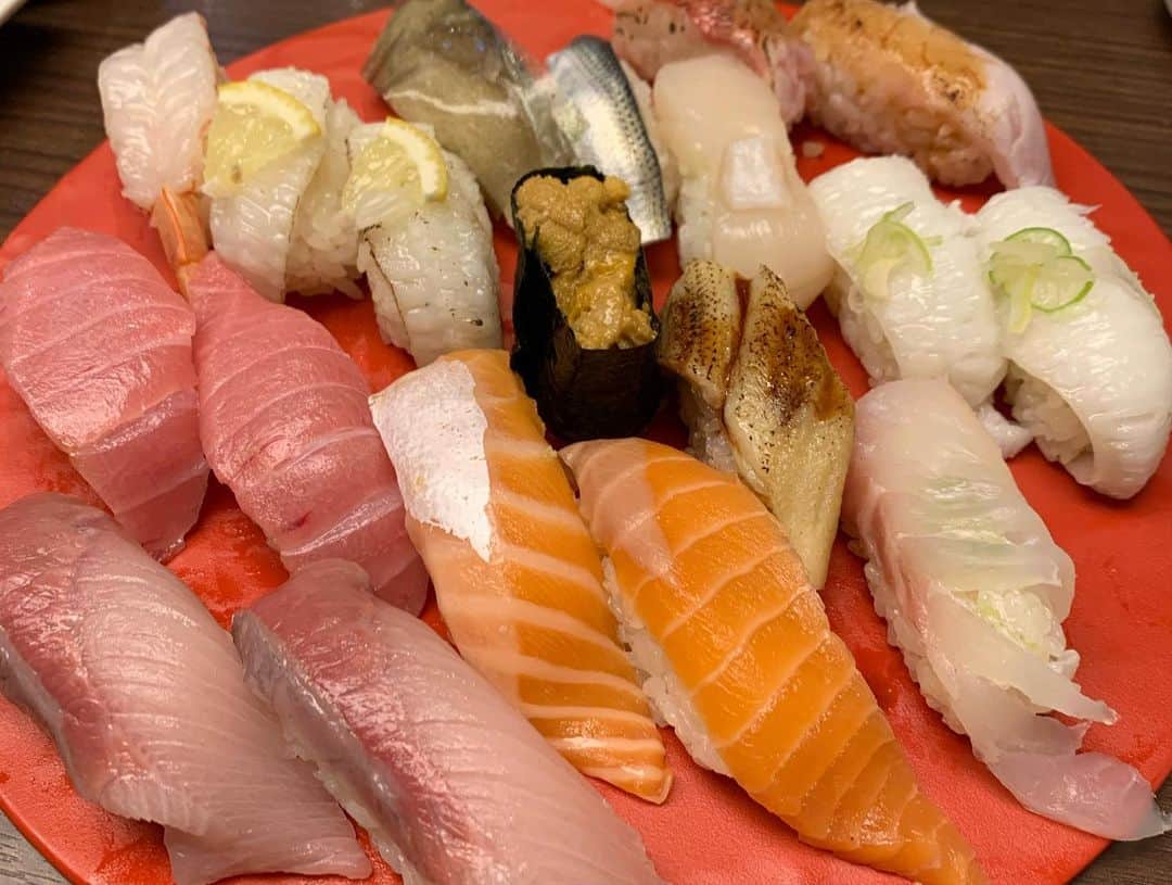 濱田よりかさんのインスタグラム写真 - (濱田よりかInstagram)「I love sushi😂💗 . 寿司好きな人におすすめしたいお寿司屋さん🍣♡ . 食べ放題でこのクオリティはあり得ない！て思うくらい美味しかった..♡ . 大塚にあるよー🥰 . . . #寿司食べ放題  #江戸前寿司  #うみめし #sushi」1月22日 21時18分 - yorika_hamada