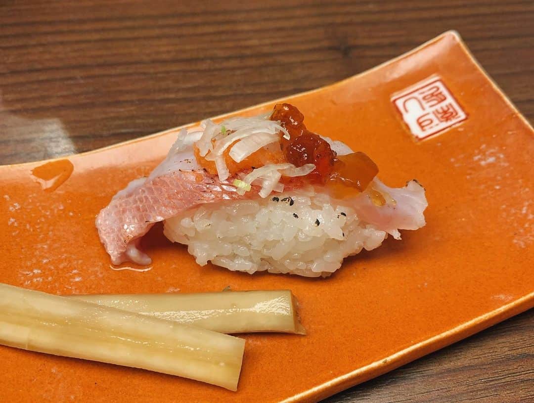 濱田よりかさんのインスタグラム写真 - (濱田よりかInstagram)「I love sushi😂💗 . 寿司好きな人におすすめしたいお寿司屋さん🍣♡ . 食べ放題でこのクオリティはあり得ない！て思うくらい美味しかった..♡ . 大塚にあるよー🥰 . . . #寿司食べ放題  #江戸前寿司  #うみめし #sushi」1月22日 21時18分 - yorika_hamada