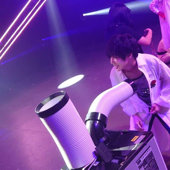 のインスタグラム：「#不能ではいられない #MV撮影の合間シリーズ  冷風機で遊ぶ仲良しW光永さん😁✨ #さむっ😆 #さむっ😆😆 #吉本坂46 #レインボー池田 #光永」
