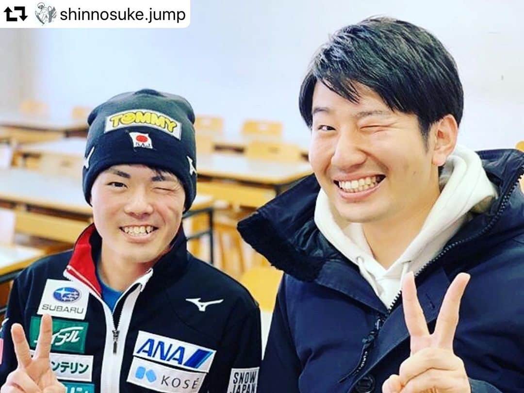 福田太郎のインスタグラム：「にこにこジャンパー😉 HTBカップジャンプ、解説の岡部孝信さんが注目する #藤田慎之介 選手 @shinnosuke.jump #followhim! 余市出身、東海大学札幌校の１年生です！ ⠀ 【しんのすけ選手とHTBカップ】 始まりは2018年。テストジャンパー時代。 GoProをつけて飛び、迫力満点の映像を全道にお届け📷  翌2019年。初出場でK点超えのジャンプを２本揃え、 日本人として３位の成績をおさめます✌️ ⠀ そして今シーズン。 年末の名寄大会を２年連続で制すると！😆 自らスポンサー集めに奔走！YouTubeで心理学を勉強！ など、アスリートとしての幅も広げています！ 次代を担う、要チェックの選手です🧐 まずはあすの夕方イチオシ‼︎でどうぞ！  repost @shinnosuke.jump ・・・ ⠀ 今日は週末に行われるHTBカップの取材でした！ 楽しいかった〜🤤 写真はHTBアナウンサーの福田太郎さんと スポンサーのTOMMYさんのマークの真似 #😉 ✌️ 大会の日によ〜く見てください！  #イチモニ #HTB #テレビ取材 #福田太郎 #遠近法  #HTBカップ #snow #skijump #skijumping #スキージャンプ #スキー #ジャンプ  パーソナルスポンサー👉#tommyモータース #ランドクルーザー #有限会社ファインプレー #アジアタイ式マッサージ札幌タイもみ #東京西川 #さくら幸子探偵事務所 #ボンタイム北海道 オフィシャルスポンサー👉#snowjapan #subaru #エイブル #バンテリン #バスクリン #ANA #KOSE #ミズノ」