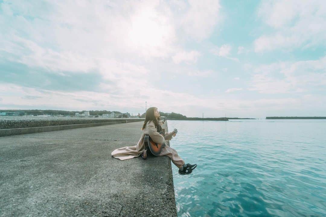 弘松菜摘のインスタグラム：「﻿ ギター弾いてるときが﻿ 一番癒されるんです﻿ ﻿ ﻿ #スクリーンに恋して  #儚くて何処か愛おしい様な」