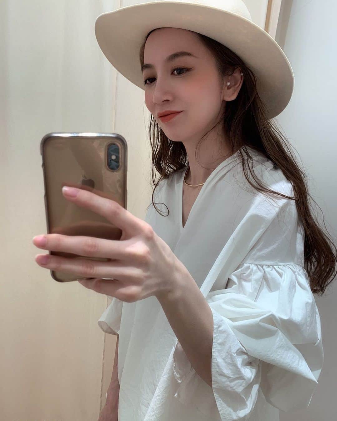ungrid_minamiのインスタグラム：「. そでがたーーーーっぷりとしていて可愛いブラウス、今日発売で即購入❣️ 本当は2色ほしいぐらいだったんだけど、白はたくさん持ってるので我慢して黒にしました‼︎🥺 @ungrid_official @ungrid_staffsnap #Ungrid#アミュプラザ博多」