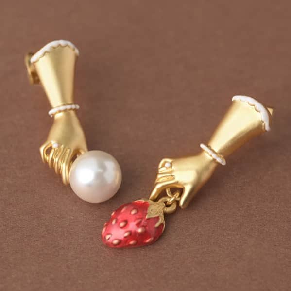 のインスタグラム：「Today's pick up "Sneak <Strawberry> & <Chocolate>" collection.  So beatutiful piece is made with Japanese craftsmanship... enjoy wearable art on you👂✨ ================== ＜Q-pot. SHOP LIST＞ - Flagship store & cafe  @ Harajuku/Omotesando - Takashimaya @ Shinjuku - Solamachi @ Tokyo Skytree st. - Takashimaya @ Osaka - Lucua @ Osaka - INTERNATIONAL ONLINE  @ Shipping to overseas✈️ Always welcome you♡ ================== #qpot #qpotcafe #art #artjewellery #japanesedesign」
