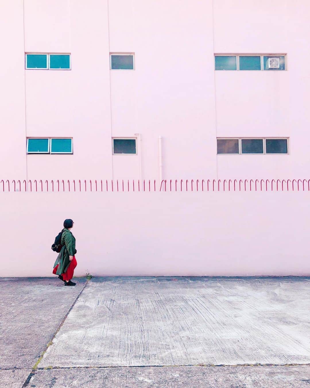 sunday_722のインスタグラム：「Warm winter﻿ 今日は4月上旬の﻿ 暖かさ﻿ *﻿ *﻿ *﻿ *﻿ ﻿ #ShotOniPhone﻿ #streetphotographyinternational﻿ #streetphotography﻿ #street_minimal﻿ #minimal_phototrip﻿ #tv_pointofview﻿ #storyofthestreet﻿ #gominimalmag﻿ #awersomehongkong﻿ #samewheremagazine﻿ #ihaveathingforwalls﻿ #unlimitedhongkong﻿ #streetclassics﻿ #reframinghk﻿ #香港中毒﻿ #capturehongkong﻿ #zolimahongkong﻿ #allabouthongkong﻿ #discoverhongkong﻿ #waytohk_sunday_722」