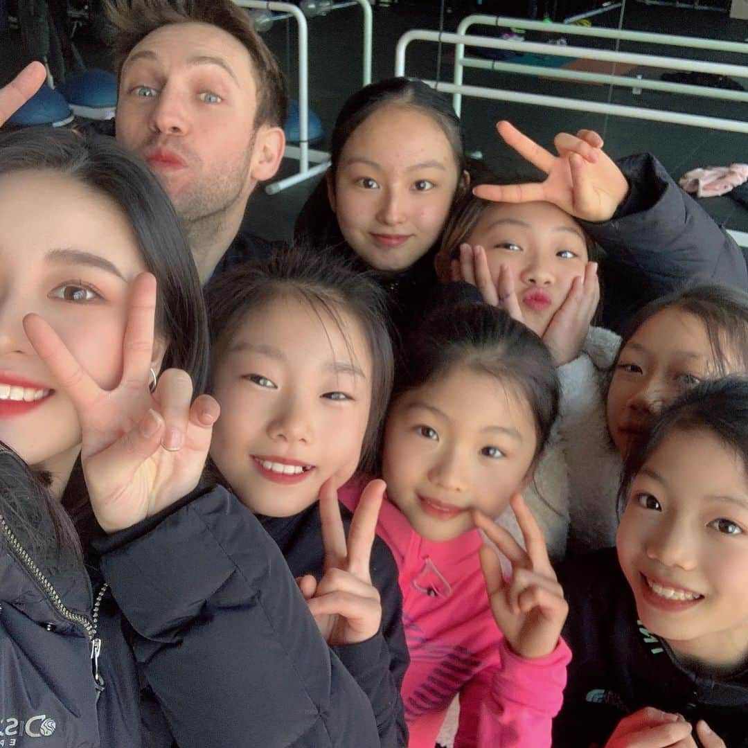 ディラン・モスコビッチさんのインスタグラム写真 - (ディラン・モスコビッチInstagram)「From the moment that I arrived in Seoul, I was treated with such incredible hospitality by the coaches, the skaters and their parents. All of the skaters showed me eagerness to learn, respect and IMMENSE gratitude. Despite their very limited English, and my even more limited Korean, we managed to get some great work done and I'm so proud of the improvements that we made together. I already miss their cute little eager faces and can't wait until my next visit! ⁠⠀ KHAMSA HAM NIIDA!!⁠ 감사합니다!! . #seoul #southkorea #figureskating #coach #latergram #wbw」1月23日 8時24分 - dylan.moscovitch