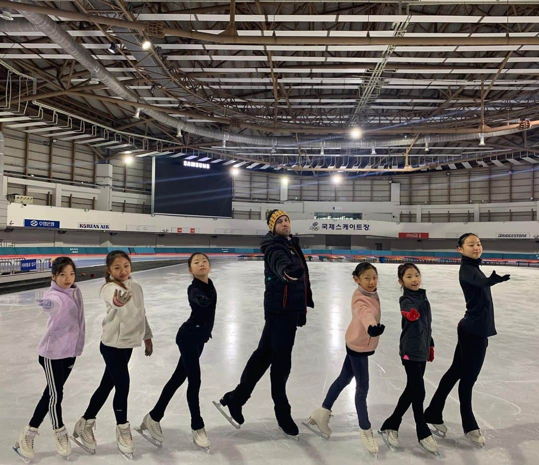 ディラン・モスコビッチさんのインスタグラム写真 - (ディラン・モスコビッチInstagram)「From the moment that I arrived in Seoul, I was treated with such incredible hospitality by the coaches, the skaters and their parents. All of the skaters showed me eagerness to learn, respect and IMMENSE gratitude. Despite their very limited English, and my even more limited Korean, we managed to get some great work done and I'm so proud of the improvements that we made together. I already miss their cute little eager faces and can't wait until my next visit! ⁠⠀ KHAMSA HAM NIIDA!!⁠ 감사합니다!! . #seoul #southkorea #figureskating #coach #latergram #wbw」1月23日 8時24分 - dylan.moscovitch