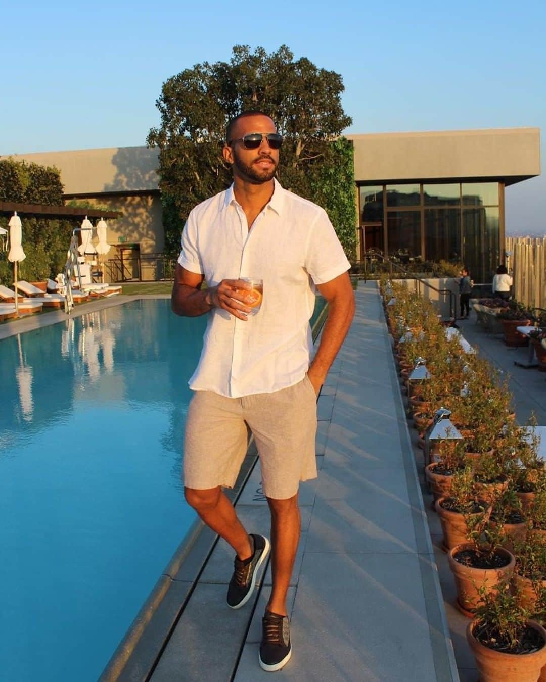 ペリーエリスのインスタグラム：「Resort-Ready. @Pierre_abena enjoys some time poolside in our solid chambray linen shirt. #LifeReadySince1976」