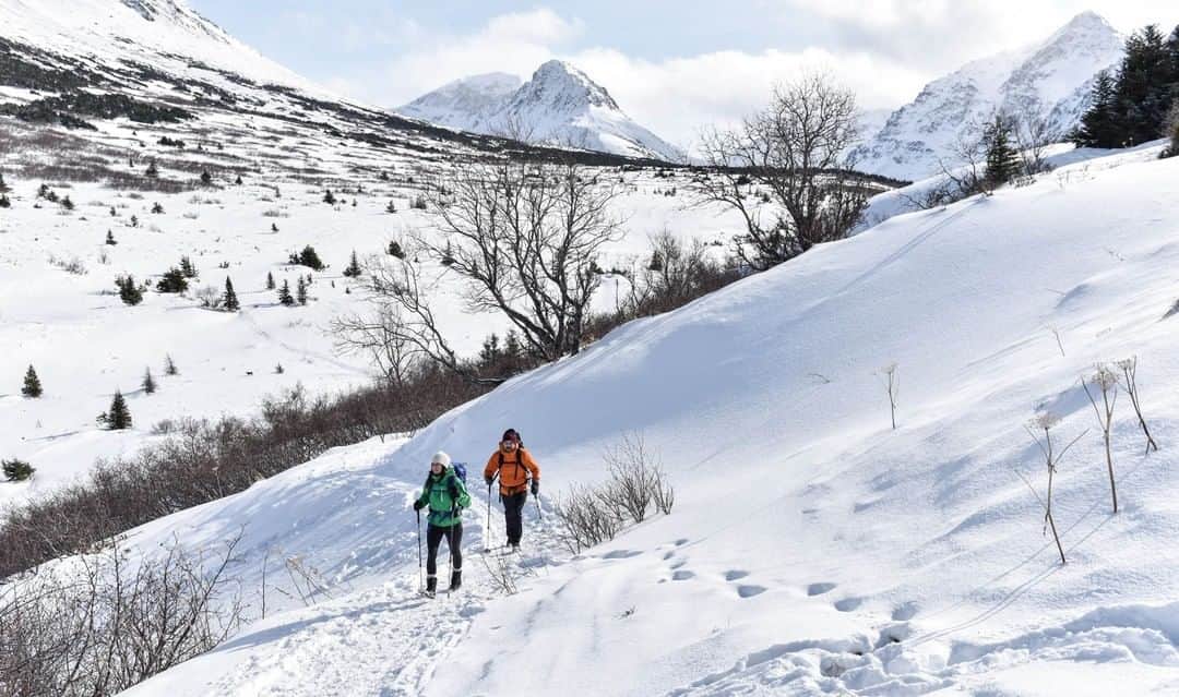 のインスタグラム：「"Despite all I have seen and experienced, I still get the same simple thrill out of glimpsing a tiny patch of snow in a high mountain gully and feel the same urge to climb towards it."⠀ - Edmund Hillary⠀ .⠀ .⠀ .⠀ .⠀ #truetothetrail #outdoorquotes #mountainquotes #backcountry #snowshoeing #mountains #obozfootwear」