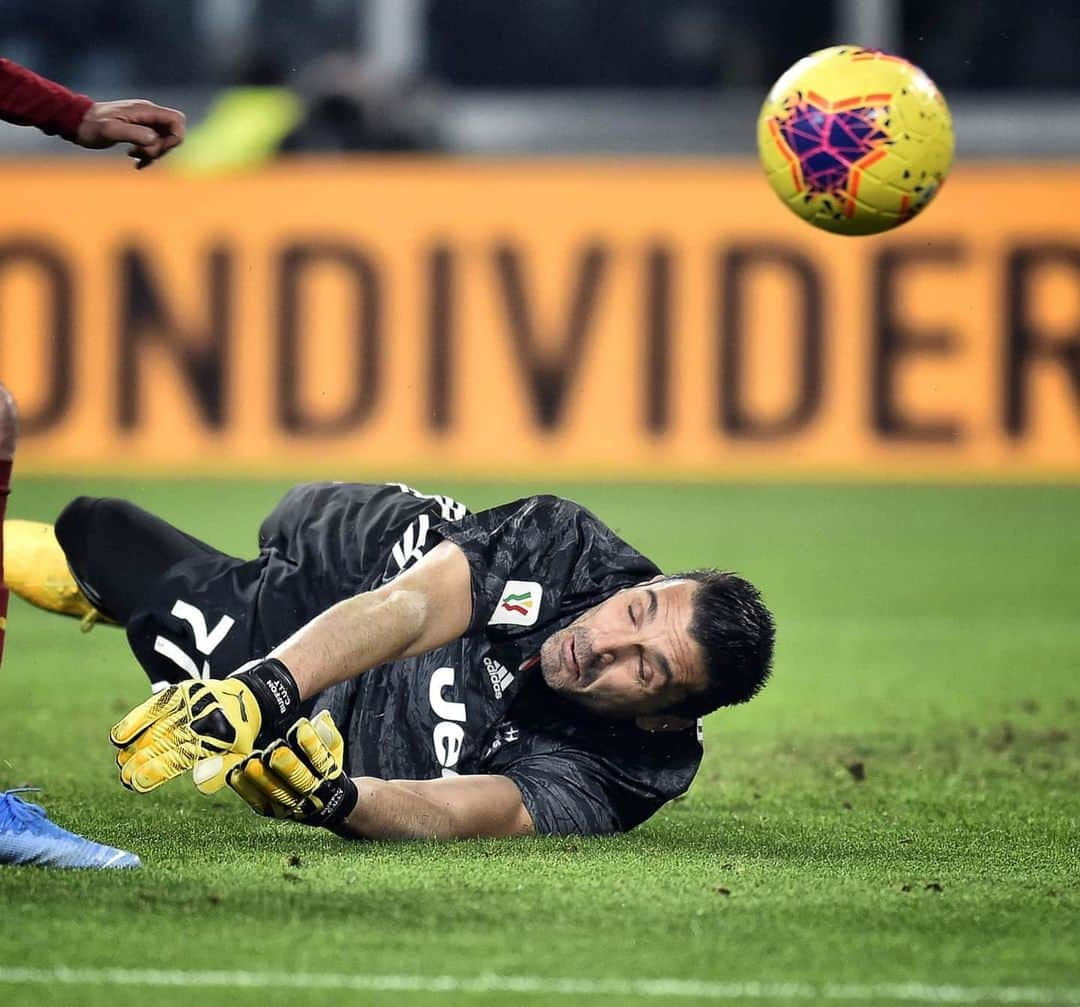 ユヴェントスFCさんのインスタグラム写真 - (ユヴェントスFCInstagram)「Help us describe this man 'cause we're out of words 😍 #JuveRoma #CoppaItalia #UN1CO」1月23日 7時17分 - juventus