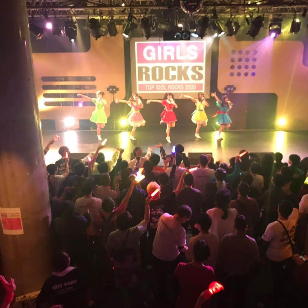 前野えまさんのインスタグラム写真 - (前野えまInstagram)「昨日の「GIRLS ROCKS」では仲良しのPiX MiXのTOWAKOとやっと写真が撮れました！ とわちゃん顔も性格も可愛いから大好き〜💕 歌がすごく上手で注目していたKOHIMEちゃんともはじめましてのご挨拶もできて嬉しかった💕 KOHIMEちゃんはギター女子&ハロヲタということで共通点がたくさんあるので、これからも仲良くさせていただきたいです🎸 FAVO♡のライブも平日の早い時間帯だったのに本当にたくさんの方々がいらしてくださって感激しました✨  #pixmix #ピクミク #towako #kohime #みんなでおこそうfavo革命 #石川古都 #森田愛生 #相川くるみ #本間菜穂 #前野えま #ライブ #アイドル #偶像 #偶像活動」1月23日 7時16分 - maeno_ema