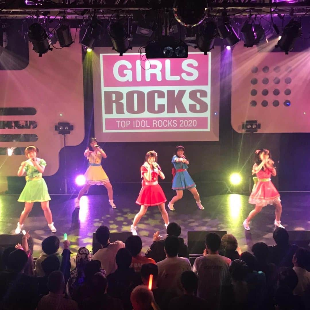 前野えまさんのインスタグラム写真 - (前野えまInstagram)「昨日の「GIRLS ROCKS」では仲良しのPiX MiXのTOWAKOとやっと写真が撮れました！ とわちゃん顔も性格も可愛いから大好き〜💕 歌がすごく上手で注目していたKOHIMEちゃんともはじめましてのご挨拶もできて嬉しかった💕 KOHIMEちゃんはギター女子&ハロヲタということで共通点がたくさんあるので、これからも仲良くさせていただきたいです🎸 FAVO♡のライブも平日の早い時間帯だったのに本当にたくさんの方々がいらしてくださって感激しました✨  #pixmix #ピクミク #towako #kohime #みんなでおこそうfavo革命 #石川古都 #森田愛生 #相川くるみ #本間菜穂 #前野えま #ライブ #アイドル #偶像 #偶像活動」1月23日 7時16分 - maeno_ema