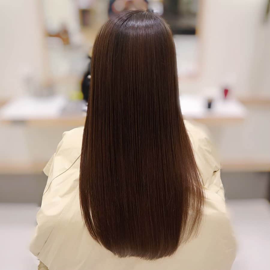 リナのインスタグラム：「ヘアメンテナンスしてきたよ🌟 . 美的のイベントでチケットをいただいたので、 SHISEIDO BEAUTY SALON で 『サブリミック　トリートメント』を受けてきたの！ . 7月に体験した時もかなり感動したけど、 半年経ってもまた感動しちゃった🥺 . ほっっとに神が生き返るは感じ❗️ つるつるのさらさらになって、 数日経ってもゴムの跡がつかない！ . ゴムで結んでても、 さらさら過ぎて、ゴミが緩んできちゃうの😲 . 髪のうねりとかパサつきが気になってる人は是非是非、体験して欲しい❣️ . 自分の髪じゃないみたいだよ😍 ......................................................... #SUBLIMIC #SHISEIDOBEAUTYSALON #biteki #美的 #美的com #ヘアトリートメント #ヘアケア #最新美容 #サブリミックトリートメント #資生堂サブリミック #資生堂ビューティーサロン #さらツヤ髪 #hairstyle #treatment #cocoti」