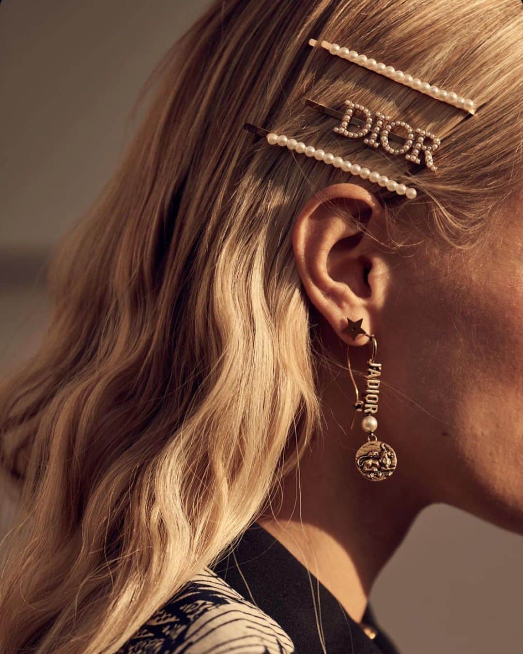 レオニー・ハンネさんのインスタグラム写真 - (レオニー・ハンネInstagram)「Snaps from outside of @dior.🖤 Anzeige/Tag #DiorCouture #Dior #DiorCruise Tap for the photographer credit.」1月23日 7時27分 - leoniehanne