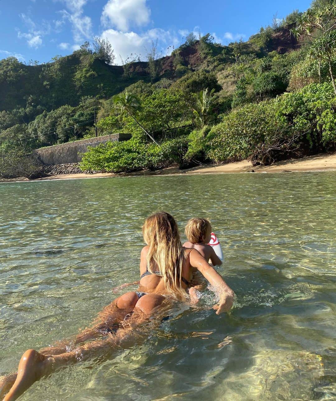 アラナ・ブランチャードのインスタグラム：「One of my dreams is that one day me and banks will be surfing together. It’s so hard not to want to push him and get him on a surfboard so days like this when he asks to go on “mama surfboard” it really makes me so happy and excited even though I know one day it might not be for him. Fingers crossed though😆」