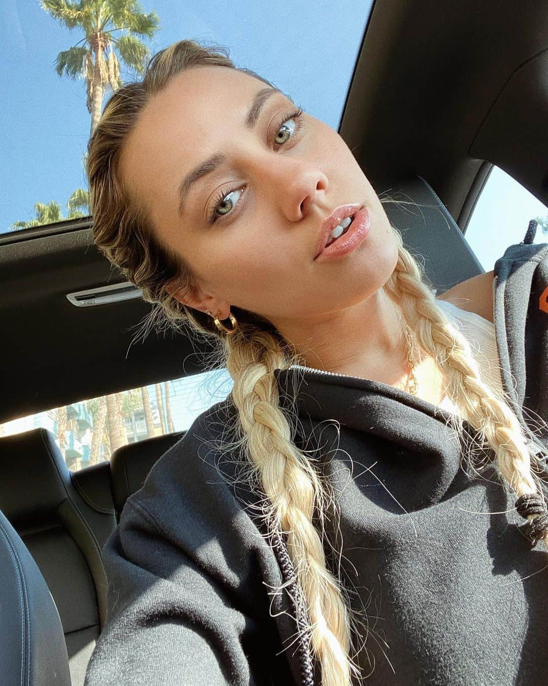 Camden Scottのインスタグラム：「Are the braids giving off bad bitch or child?」