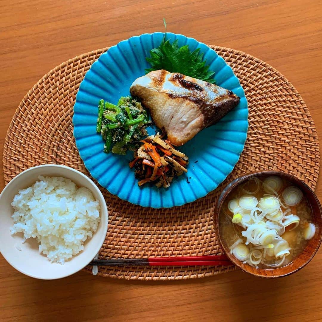 平川彩佳さんのインスタグラム写真 - (平川彩佳Instagram)「. おはようございます。 先日、久しぶりにお皿を購入。 最近、料理熱が 再燃してきたので また新しいお皿が欲しくなり 買っちゃいました。 . 青って食欲なくなる色という イメージがありますが、 食材の色が映えてきれい。 まだ欲しい青い食器があるので がんばろー . #ぶりの塩焼き #小松菜の胡麻和え #ひじきとあげ煮」1月23日 7時52分 - hirakawa_ayaka