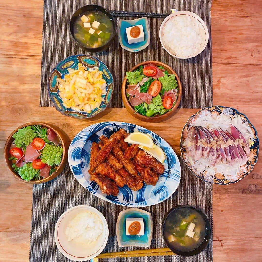 のインスタグラム：「久々の#リクエスト唐揚げ 🐓 パパちゃん骨付きタイプがお好みらしく。 ・ ちなみに#豆腐とワカメの味噌汁 も パパちゃんの好物で大体唐揚げとセット😂 ・ #かつおのたたき は#玉ねぎたっぷり 刻んで#生姜 と#にんにく 、#ぽん酢 でいただきます✨ ・ サラダはたまにスーパーに珍しい野菜でると 絶対買います。 こちらは#ロマネスコ ❣️ ・ #生ハム は我が家はよく使いますが、豚肉と塩のみで作られた、#保存料 や#添加物 一切なしのものです☺️ ・ 食材選びはいつも自然のものにこだわってますよ。 ・ #お家ごはん #栄養満点 #ヘルシーごはん #葉山ライフ #唐揚げ #homekitchen」